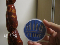 香辣肠,挂起来,用针在表面扎孔以排出气泡,在阴凉通风处挂5-7天后即可取下收入保鲜袋中