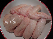 苏梅酱烤鸡翅,鸡整翅洗净,拔干净表面的毛,如果想要更入味的话可以在表面划几刀