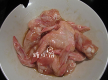 苏梅酱烤鸡翅,鸡翅加苏梅酱、花雕酒和盐抓匀揉捏5分钟,盖好保鲜膜,送入冰箱腌制一夜