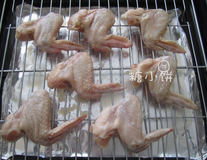 苏梅酱烤鸡翅,烤盘上面铺上锡纸,再架上烤网,摆上腌制好的鸡翅