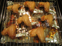 苏梅酱烤鸡翅,送入预热好175度的烤箱中层,开烤10分钟时取出刷一次料汁