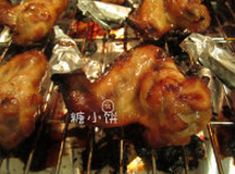 苏梅酱烤鸡翅,烤到30分钟时翻面刷料汁,40分钟时再次翻面刷料汁,45-50分钟时取出即可