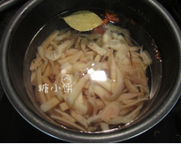 红油豉香墨鱼条,清水中放入香叶1片,花椒5-6颗,八角1个,桂皮1段,姜3片,加入切好的墨鱼条煮熟,捞出沥水后用凉开水激一下