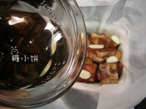 纸包烤排骨,在排骨表面刷上1茶匙葱油,葱油我是自己熬的,就是葱切段以后加油小火熬至葱色微枯即可,油量基本上可以没过葱段就可以了,多余的放在瓶子里密封保存,我一次用一大把葱熬了一整罐,随用随取