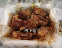 纸包烤排骨,送入预热好200度的烤箱中层烤1个小时,取出打开纸包即可食用