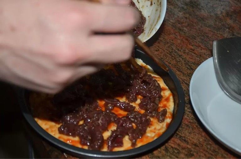 牛肉披萨,在披萨皮上刷一层番茄酱，铺上腌制好的<a style='color:red;display:inline-block;' href='/shicai/ 216'>牛肉</a>（<a style='color:red;display:inline-block;' href='/shicai/ 216'>牛肉</a>我只是简单的用现成的<a style='color:red;display:inline-block;' href='/shicai/ 26895'>黑椒酱</a>腌制)。