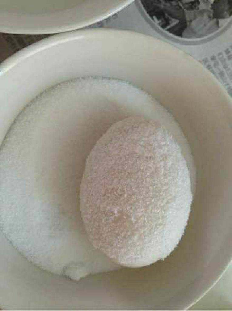 咸鸡蛋、鸭蛋,鸡蛋先在酒里滚一下,洗个澡 再到盐里打个滚,裹上盐 然后用保鲜膜包好,裹一下 。
