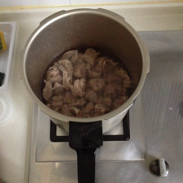 咖喱土豆牛肉,把去除血水的牛腩捞出后放进高压锅,放少许料酒,加清水没过牛腩稍多一些,炖25-30分钟