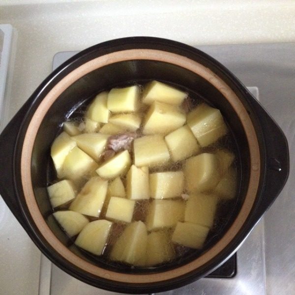 咖喱土豆牛肉,牛肉炖好后,连汤一起倒进砂锅内,再把土豆倒进去,一起煮。一定要没过土豆。如果汤不够,可以加些开水。