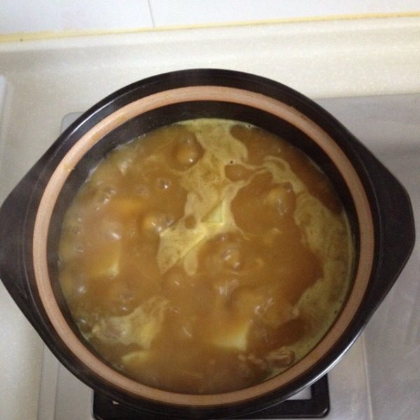 咖喱土豆牛肉,大火煮开后放入整块儿咖喱,缓慢搅拌融化后再小火煮。