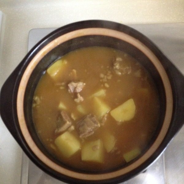 咖喱土豆牛肉,煮至土豆熟后,即可食用。可根据个人情况,喜欢汤汁浓些的可以大火收汁。