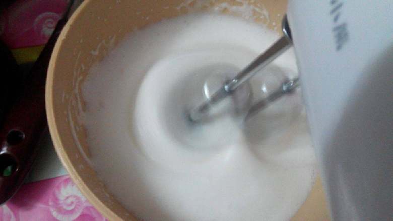 蔓越莓煎饼,蛋清中加入几滴白醋,加入糖约2勺的量,搅拌至起大泡像刚起的肥皂泡水;
