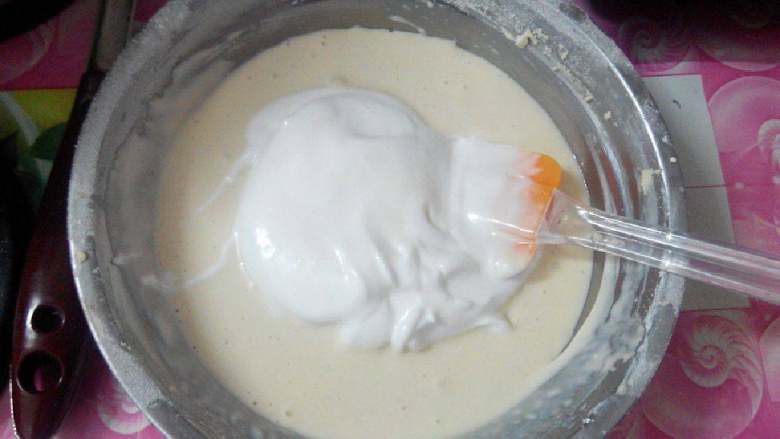 蔓越莓煎饼,取一大勺蛋白,加入蛋黄糊中。