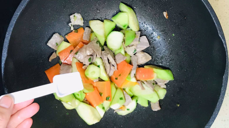 丝瓜肉片,翻炒至蔬菜恹恹,撒入盐调味