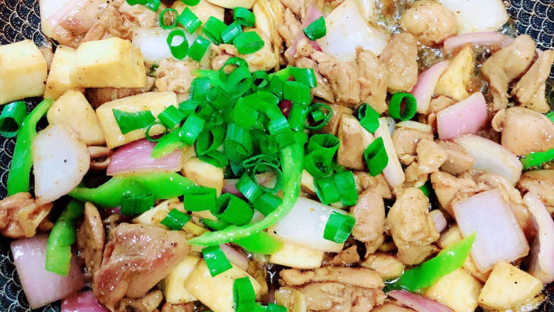 杏鲍菇炒鸡丁,出锅前撒上香葱末,翻炒均匀即可关火。