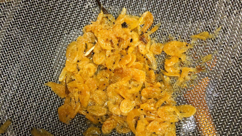 葱油拌面,炸制金黄色捞起沥干备用