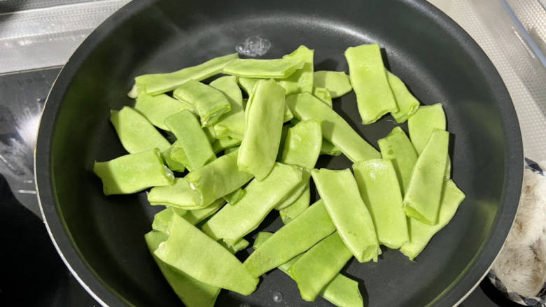 豆角焖卷子➕排骨豆角土豆焖卷子,锅中不放油,加入豆角,中小火炕到两面微焦