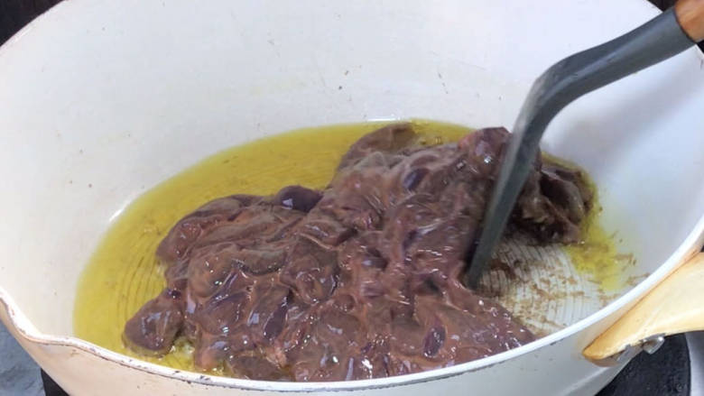 泡椒芹菜炒猪肝,再起锅热油,中火放入猪肝,炒至变色
