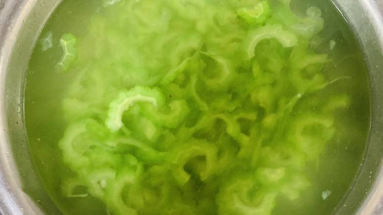 凉拌苦瓜,过凉水