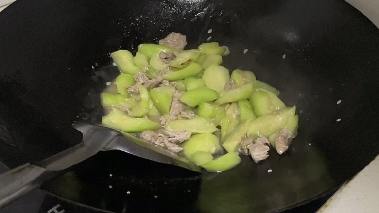 丝瓜肉片,再次炒匀