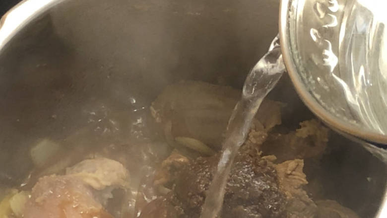 潮汕沙茶牛肉煲,加入开水,开水要加到盖住肉。