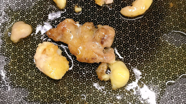 青椒杏鲍菇焖鸡,鸡油小火煎出油