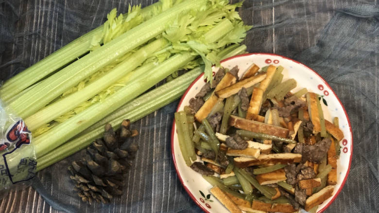 西芹炒香干,西芹富含纤维素、豆干和牛肉高蛋白，一道菜营养均衡，简单易做。