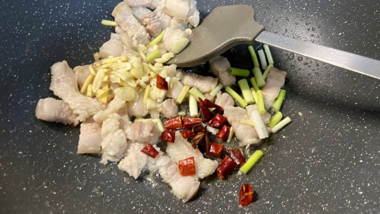 五花肉炖白菜➕五花肉炖白菜粉条,加入蒜片姜丝葱白干辣椒八角,中小火煸香