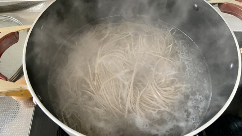 羊肉荞麦面,坐锅烧水,水开下荞麦面,搅拌一下,小火炖煮2分钟