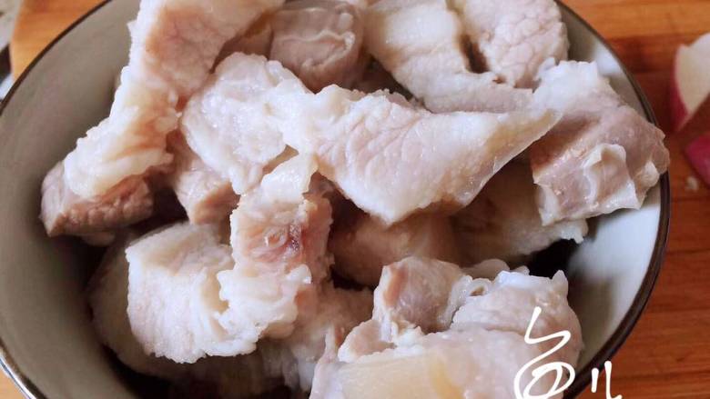 白萝卜炖猪肉,五花肉焯水后捞出用温水洗净,沥干水分
