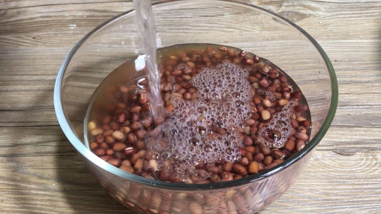 山药红豆糕,红豆提前浸泡一夜,洗净沥水