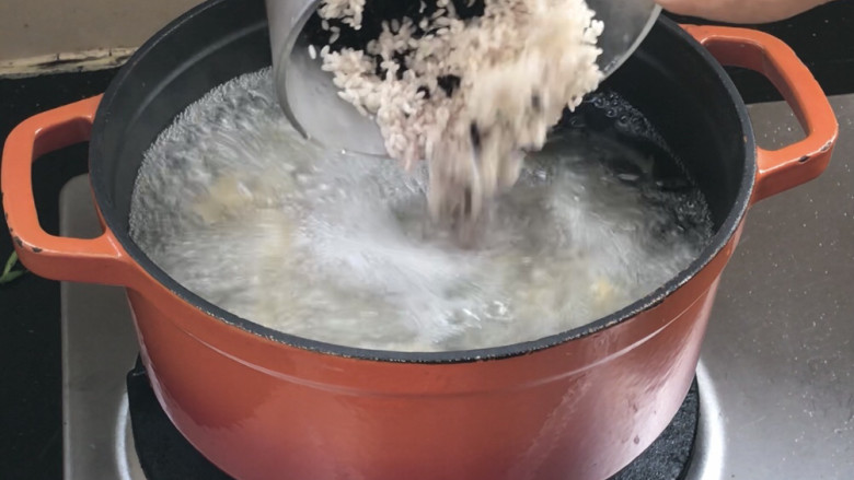 银耳双米粥,加入双米和冰糖,搅拌至沸腾