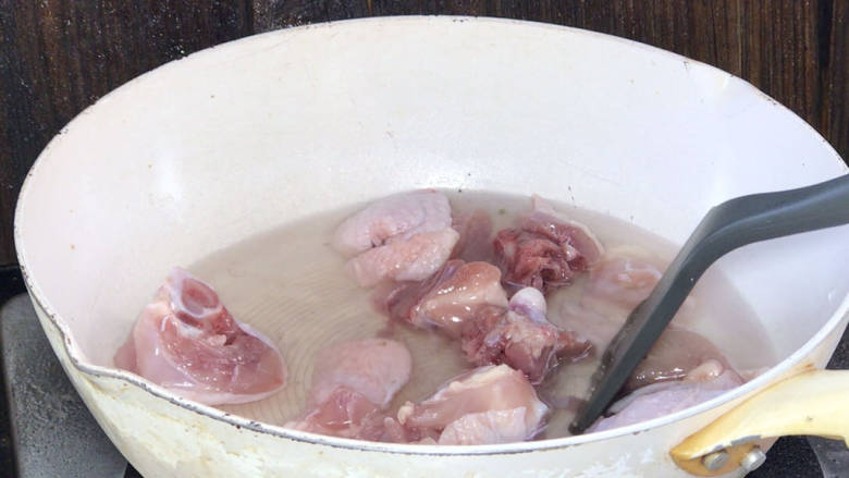板栗焖鸡肉,起锅放入鸡肉和适量清水,煮沸至出血污,捞出沥水