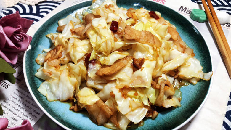 干煸圆白菜,成品,这道菜做法简单,肉片焦香,包菜脆嫩,干香开胃,美味下饭,喜欢的小伙伴一起来试试吧😄