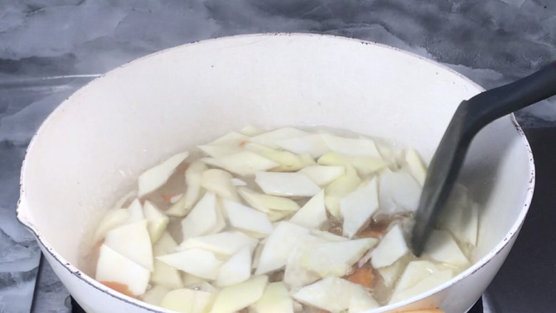 蒜香茭白,放入胡萝卜煮沸,再放入茭白煮断生,捞出备用