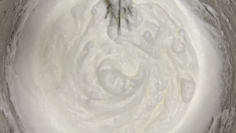 雪绵豆沙,加入蛋清搅拌均匀