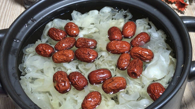 苹果炖银耳,加入炖锅中,加入适量清水