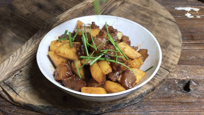 土豆烧牛筋,出锅装入大碗中，再撒上香葱点缀一下