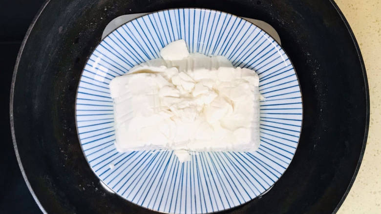 红糖豆腐脑,移至锅里,镉水蒸熟