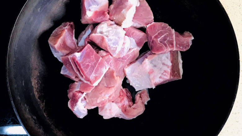 红酒炖羊肉,起油锅,加入羊肉