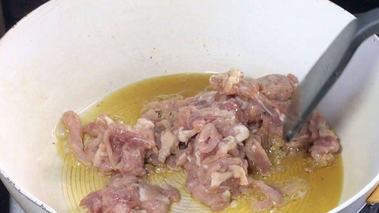 青葱炒肉丝,再起锅热油,放入瘦肉炒至变色