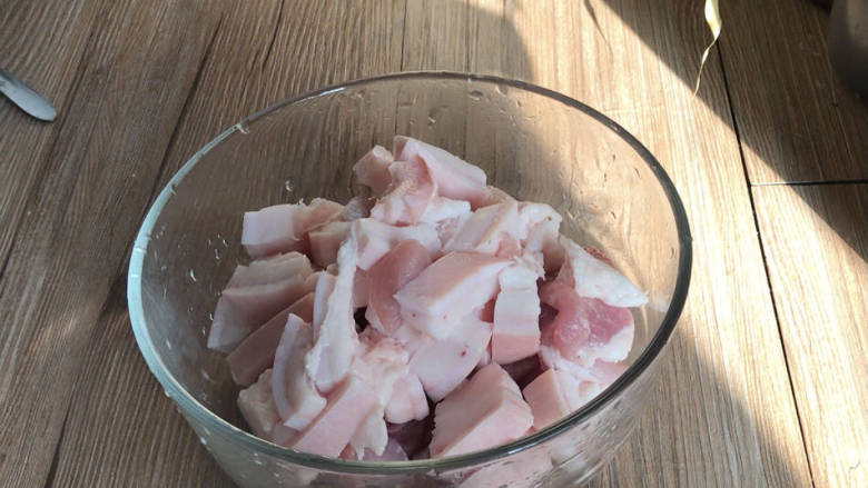 菱角烧肉,猪肉洗净,切成小块备用