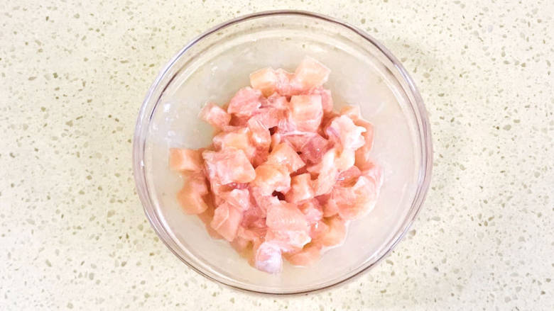 蘑菇鸡肉浓汤,翻拌均匀,腌制入味