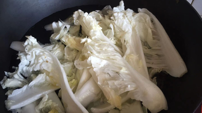 凉拌娃娃菜,下入娃娃菜焯水半分钟,捞出来装盘中