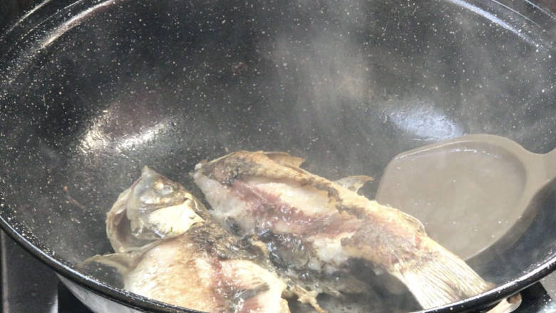 香烤鲫鱼,煎出香味至能看到底部变色,翻面煎至两面金黄