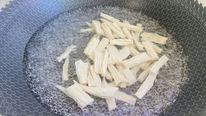 腐竹炒虾仁,锅中加入适量清水大火烧开,放入腐竹焯烫三分钟
