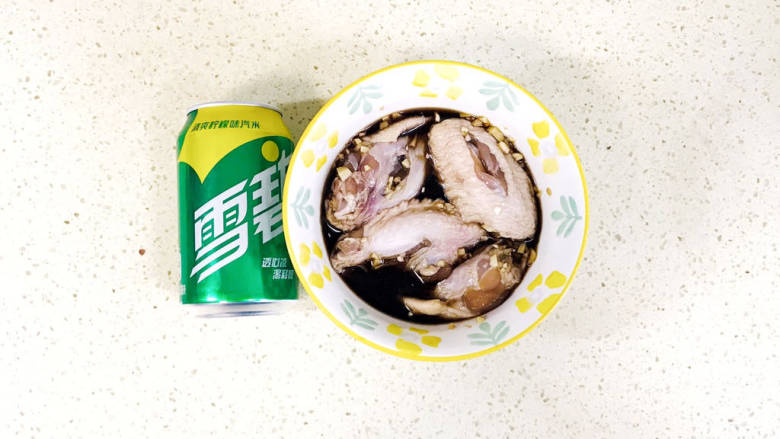 雪碧鸡翅,准备好食材,<a style='color:red;display:inline-block;' href='/shicai/ 96'>鸡翅</a>提前腌制入味