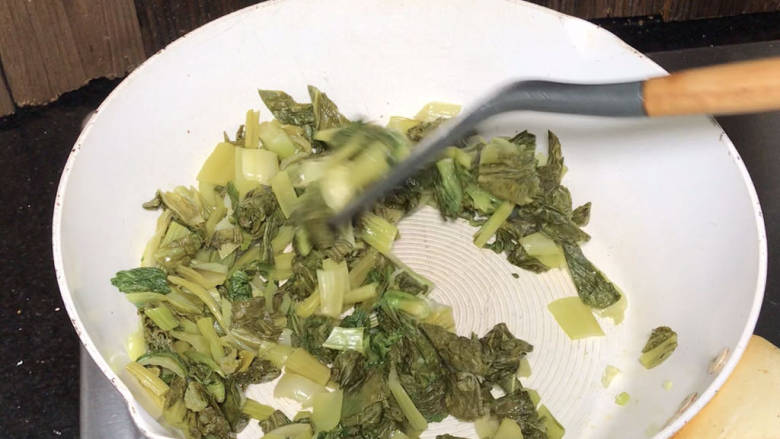 辣炒冲菜,起锅放入冲菜,炒至出香味