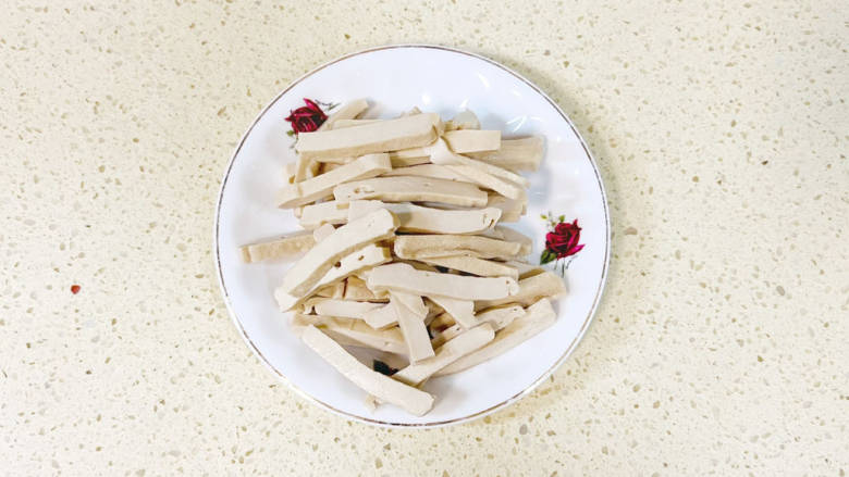 辣椒豆腐干小炒肉,<a style='color:red;display:inline-block;' href='/shicai/ 470'>豆腐干</a>洗净,切成条