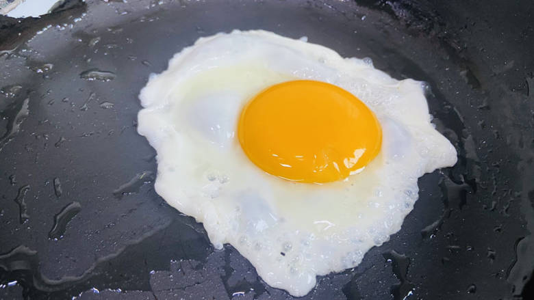 糖醋鸡蛋,锅中加入适量食用油,打入鸡蛋
